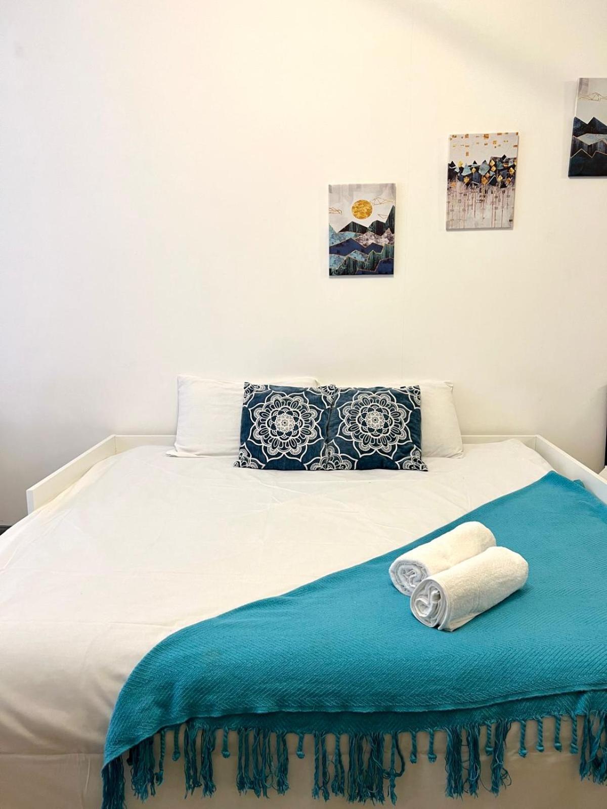 Specious Flat In A Good Location Londres